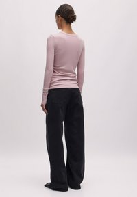 EDITED INOA - Longsleeve - rosa