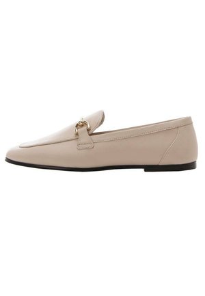 Beige læder slip-on loafer med guld metalbit-detalje og lav sort sål, set fra siden.