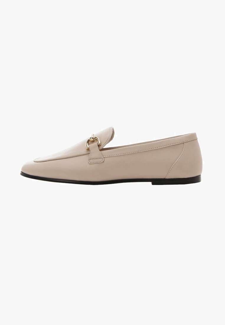 Mocassin beige en cuir à enfiler avec détail métallique doré et semelle basse noire, vu de côté.