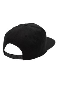 Casquette noire avec une visière plate, en tissu texturé et dotée d'une sangle en plastique ajustable à l'arrière. Aucun logo ni motif visible.