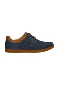 Sneaker blu in suede con dettagli in pelle marrone, punta arrotondata e chiusura con lacci. Presenta una suola in gomma per aderenza e durata.