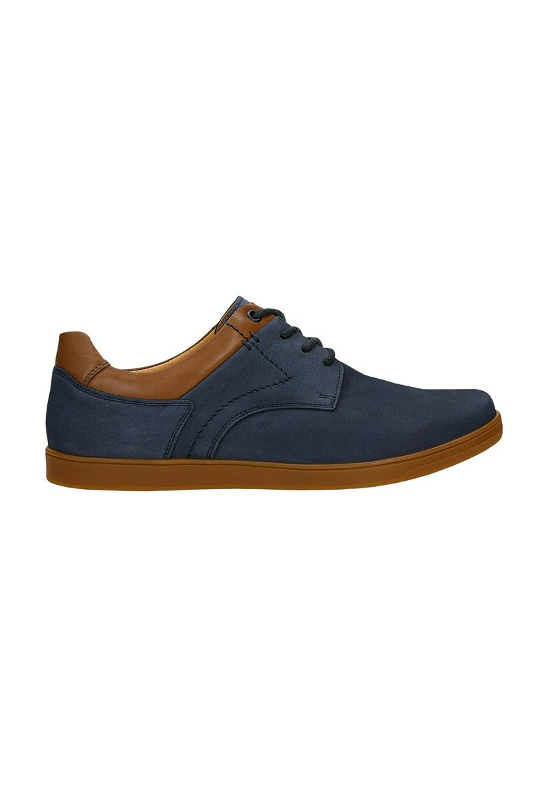 Sneaker blu in suede con dettagli in pelle marrone, punta arrotondata e chiusura con lacci. Presenta una suola in gomma per aderenza e durata.