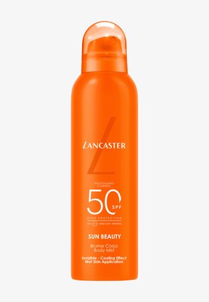 Flacon spray orange Lancaster Sun Beauty SPF 50 brume corporelle avec effet rafraîchissant pour peau humide, offrant une haute protection UV et lumière visible.