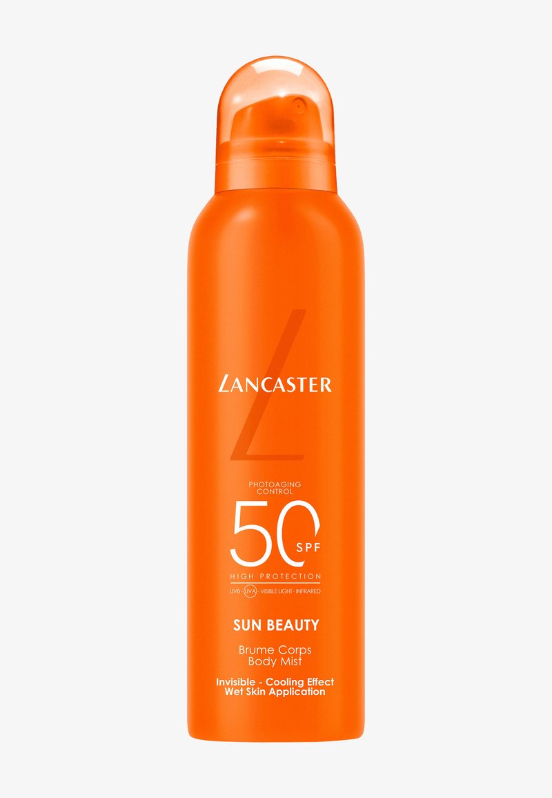Oranje sprayfles van Lancaster Sun Beauty SPF 50 lichaamsmist met verkoelend effect voor natte huid, biedt hoge UV- en zichtbaarlichtbescherming.