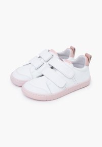Sneakers bianchi in pelle con accenti rosa e strap in Velcro, caratterizzati da una punta arrotondata e un design a profilo basso. Dettagli testurizzati sulla suola.