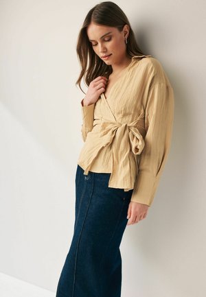 CRINKLE LONG SLEEVE WRAP - REGULAR FIT - Blūze - tan brown