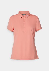 Korallrosa kortärmad polo t-shirt med fyra knappar, krage och en liten logotyp vid vänster kragspets mot en vit bakgrund.