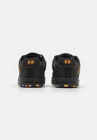 Globe TILT - Sapatilhas de skate - black/clay