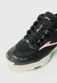 Scarpe sportive nere con una tomaia testurizzata, caratterizzate da accenti blu, rosa e bianchi. Include una suola ammortizzata e un sistema di allacciatura pronunciato.
