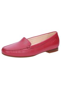 Rote Lederloafers mit glatter Oberfläche, runder Zehenform und minimaler Naht. Flache Sohle mit leichtem Absatz, versehen mit einem markanten Akzent.