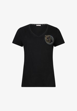 T-shirt nera a collo a V realizzata in cotone, caratterizzata da una grafica decorativa con dettagli dorati e argentati sul lato sinistro del petto. Maniche corte.