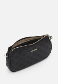 Sac à main texturé noir avec motif de logo embossé, équipé d'une fermeture éclair dorée et d'un intérieur en tissu beige clair.