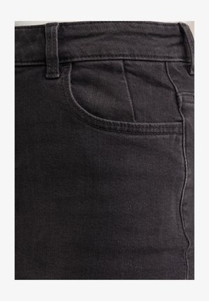 Črna denim krila z značilnim pet-pocket dizajnom, gladko teksturo in ravnim krojem ter nekoliko višjim pasom.