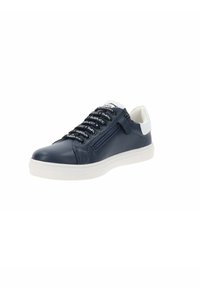 Sneaker in pelle blu scuro con suola in gomma bianca, dotata di zip laterale e lacci neri a contrasto con dettagli del marchio.