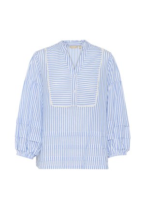 Lange mouw blouse in lichtblauw met witte verticale strepen, met een gesplitste halslijn, knopen aan de voorkant en gestreepte accenten langs de randen.