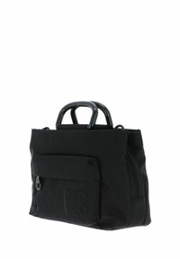 Sac noir en tissu texturé avec double poignée, poche zippée à l'avant, logo embossé et légère brillance. Forme rectangulaire compacte.