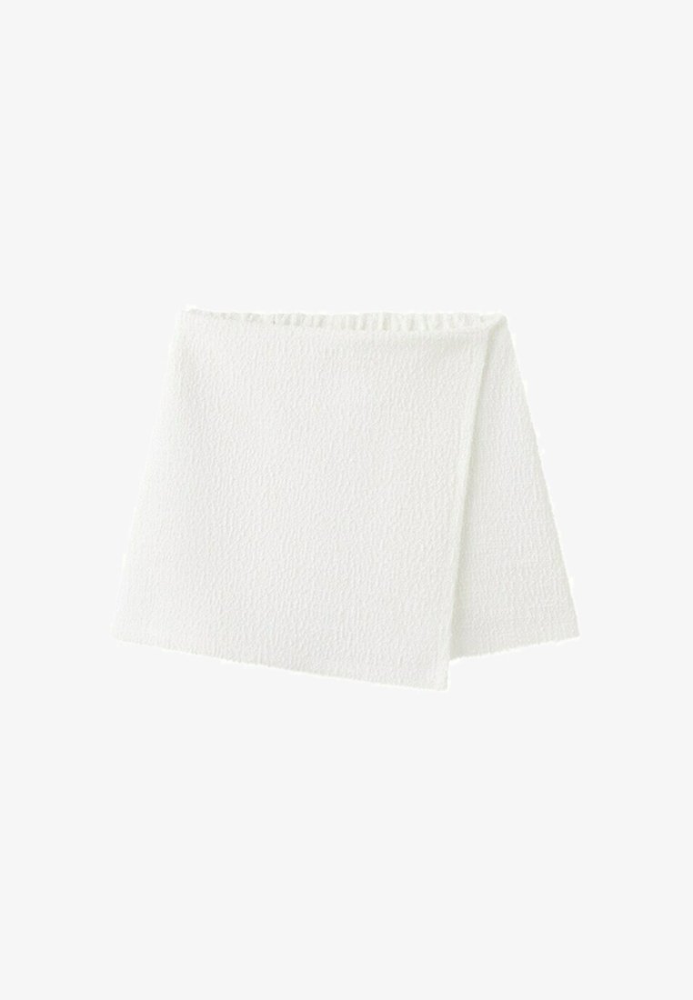 Carré de tissu rectangulaire blanc texturé, plié en deux, avec un motif tissé subtil et des bords festonnés.