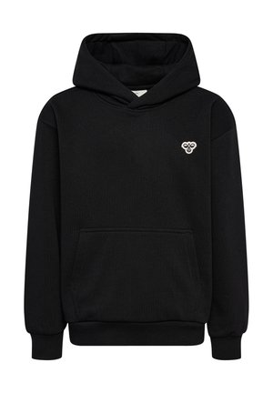 Svart hoodie, tillverkad av mjukt material, med en framficka och en liten logotyp i vitt på vänster bröst.