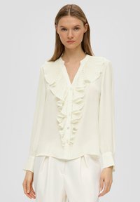 Weißes Langarm-Bluse mit gerafftem Vorderteil, Knopfverschluss und einer weichen, glatten Textur. Verfügt über einen Stehkragen und eine lässige Passform.