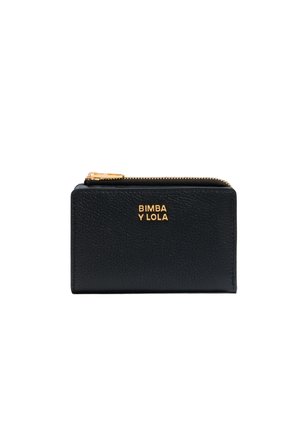 Cartera de piel negra con acabado texturizado, logotipo dorado en relieve "BIMBA Y LOLA" y cierre de cremallera en el borde superior.