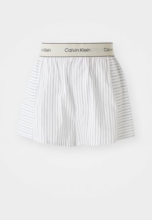 Witte shorts met verticale marineblauwe strepen en een elastische tailleband van Calvin Klein, ontworpen voor comfort en casual dragen.