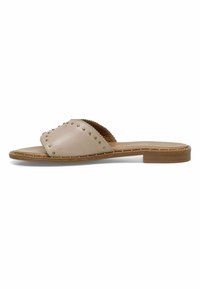 Beige læder slide sandal med gyldne nitter, flad sål og dekorative syninger i kanten. Simpelt design med åben tå.