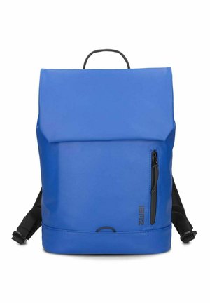 Sac à dos rectangulaire bleu avec un rabat supérieur, une poche zippée verticale à l'avant, des bretelles noires et une petite poignée sur le dessus.