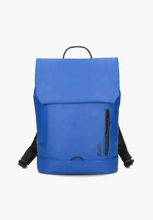 Sac à dos rectangulaire bleu avec un rabat supérieur, une poche zippée verticale à l'avant, des bretelles noires et une petite poignée sur le dessus.
