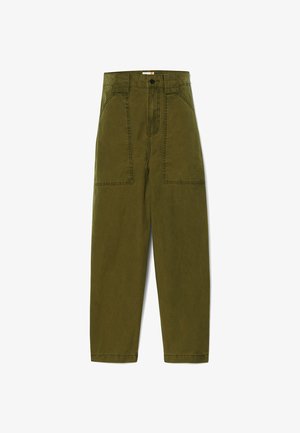 Pantalones de algodón verde oliva con cintura alta, dos bolsillos frontales y detalles de costura visibles; corte recto con un ajuste ligeramente relajado.