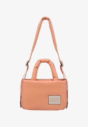 Ferskenfarvet taske lavet af polstret materiale med dobbelt håndtag og en lang, justerbar strop. Har et sølvfarvet logo-patch på den ene side.