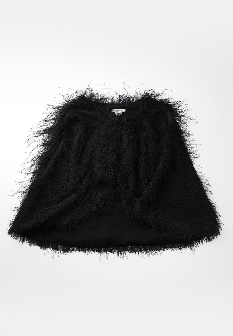 Capa de plumas negras con un escote redondeado y una textura suave y esponjosa, extendida sobre un fondo blanco.