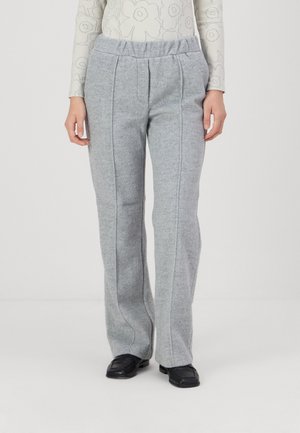 Pantalons gris à taille haute en mélange de laine avec une coupe droite. Présente des coutures visibles le long des coutures et une texture douce.