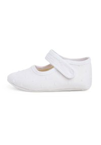 Pantofii albi Mary Jane, realizați dintr-un material moale, cu o curea velcro, vârf rotund și puncte texturate pe suprafață pentru aderență.