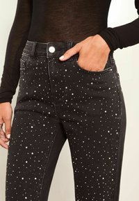 Lipsy REGULAR - Prigludę džinsai - black denim