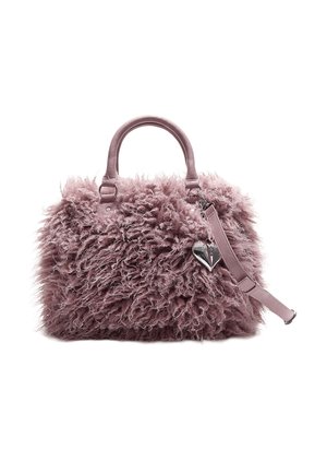 Ružová umelá kožušinová kabelka s koženými akcentmi, dvojitými ušami, odnímateľným ramenným popruhom a detailom v tvare kovového srdca.