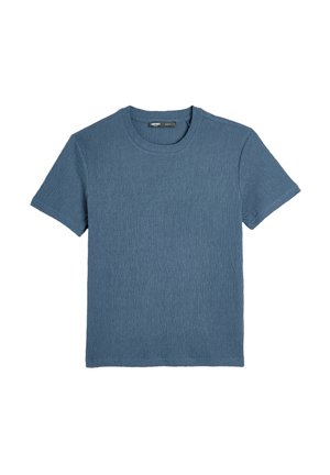 Camiseta azul de manga corta hecha de tejido texturizado, con cuello redondo y dobladillo recto. Diseño sencillo sin patrones ni acentos.