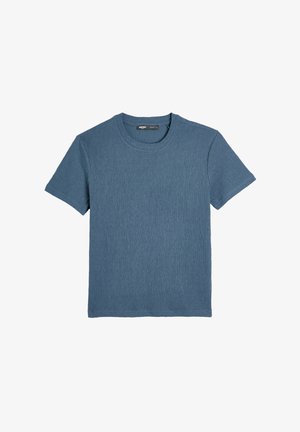 Blå kortærmet t-shirt lavet af struktureret stof, med rund hals og lige kant. Enkelt design uden mønstre eller dekorationer.