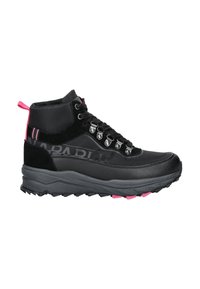 Botas de senderismo altas de color negro con un acabado texturizado, ojales metálicos y una suela gris. Presentan detalles en rosa en el talón y la marca.
