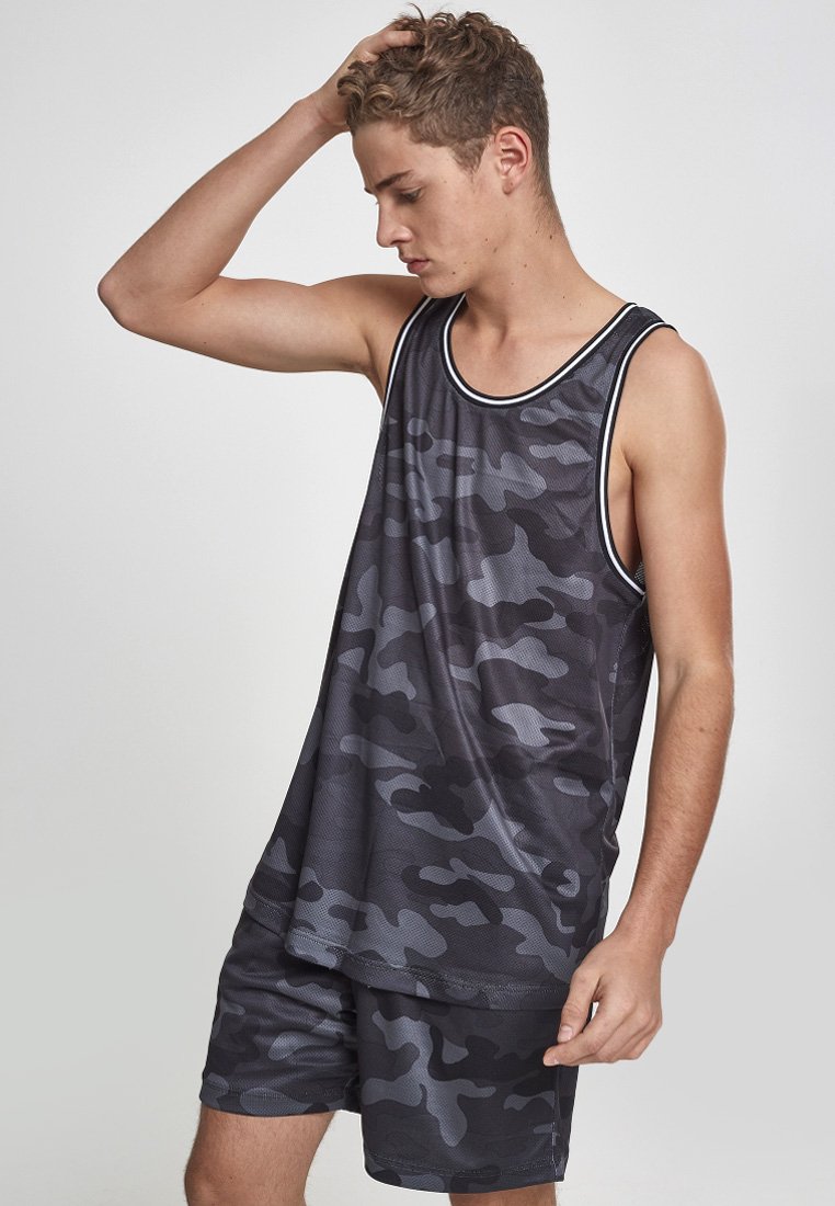 Svart og grå camouflagemønstrete tank top med løs passform og ribbestrikket halslinning, sammen med matchende shorts i et lignende mønster.