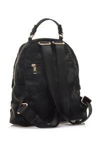 Mochila de ante negro con doble correa ajustable, bolsillo frontal con cremallera y herrajes en tono dorado. Textura suave, forma redondeada y asa resistente.