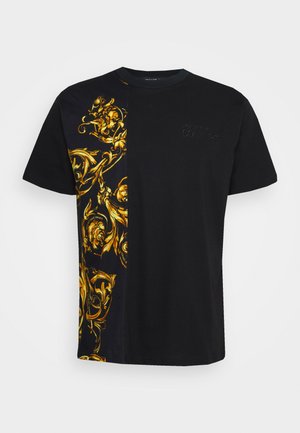 Czarny t-shirt z krótkim rękawem z pionowym złotym wzorem barokowym po lewej stronie i subtelnym wytłoczonym logo Versace Jeans Couture na piersi.