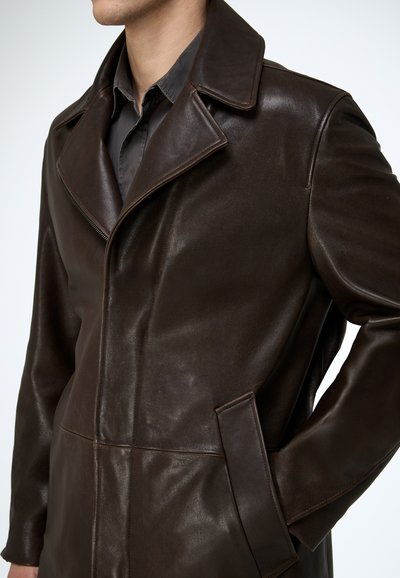 Brauner Ledermantel mit Reverskragen, einreihigem Design und Seitentaschen. Glatte Textur mit polierter Oberfläche.