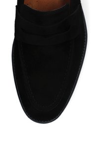 Czarne zamszowe loafersy z zaokrąglonym noskiem, z dekoracyjnym paskiem na górze i kontrastowym przeszyciem wzdłuż podeszwy.