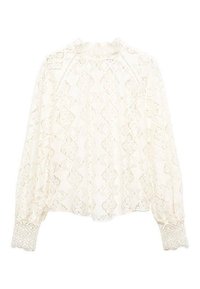 Hvid bluse lavet af letvægtsstof med indviklede blomsterlacemønstre. Har en høj hals og teksturerede lace-manchetter.