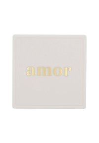 Boîte carrée blanche avec le mot "amor" en lettres dorées en relief, surface lisse, design minimaliste et finition mate.