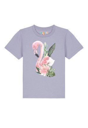 Helles lila Baumwoll-T-Shirt mit einer Aquarellillustration eines rosa Flamingos und floralen Elementen in Pastellfarben. Kurze Ärmel.