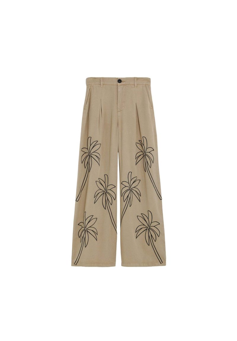 Pantalones de pierna ancha beige con patrones de palmeras delineados en negro en el frente, con trabillas para cinturón, botón delantero y pliegues debajo de la pretina.
