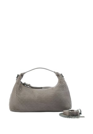 Graue Handtasche mit perforiertem Muster, kurzem Griff und abnehmbarem Schulterriemen mit silberner Kettenverschluss auf weißem Hintergrund.