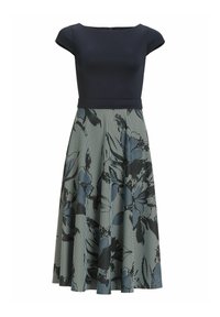 Vestido a la altura de la rodilla con un cuerpo ajustado en azul marino y una falda acampanada que presenta un patrón a rayas en azul claro, negro y detalles florales.