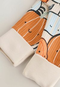 Bavlnená zmes dlhý rukáv s rebrovanými manžetami; oranžový vzor tekvice na svetlomodrom pozadí s hravými tvárami.